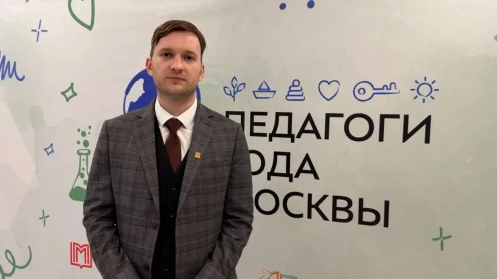 Как же приятно, что «Учителем года Москвы — 2026» выбрали педагога по физике! 

Константин Проскуряк