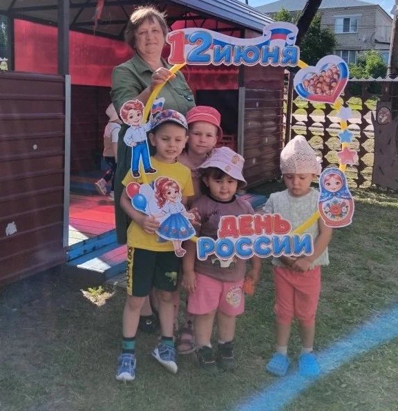 :🎉 Памятная фотосессия к Дню России. Мы сделали снимки, полные любви и гордости. 
12 июня — День Ро