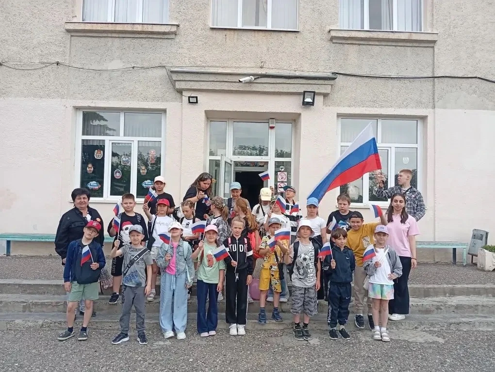 🇷🇺 С Днём России, дорогие друзья! 🇷🇺

Наш пришкольный лагерь превратился в море триколоров, улыб