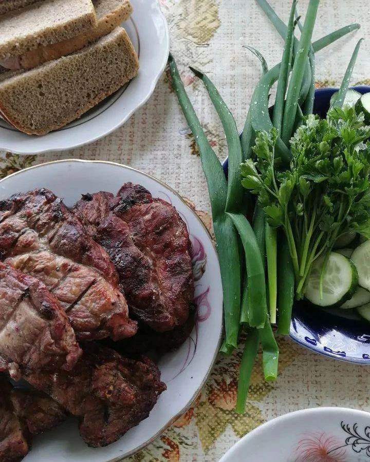 Как по мне, так еда в деревне - это особый вид искусства 😊⁣⁣⠀
⁣⁣⠀
Что бы не приготовил, всё вкусно,