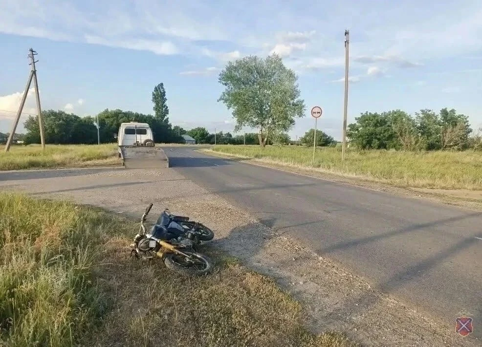 ️Подросток на мопеде перевернулся во Фроловском районе.

ДТП произошло накануне, 13 июня, в 17:00 на