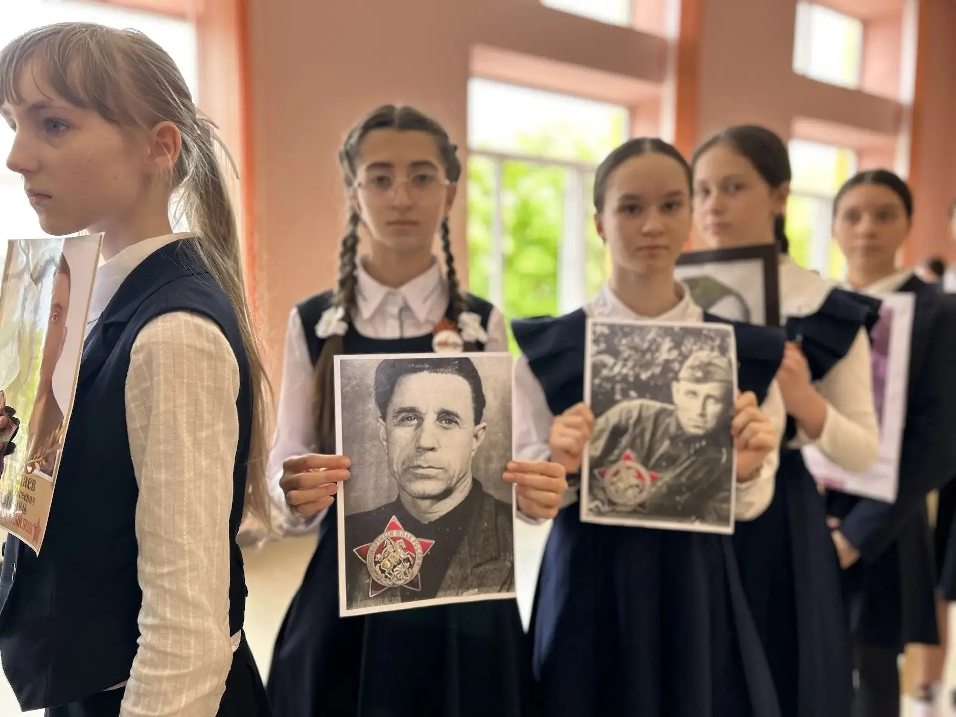 Бессмертный полк шагает по стране,
Чтоб люди помнили войну, что страшна была.
Пусть мир узнает, пуст