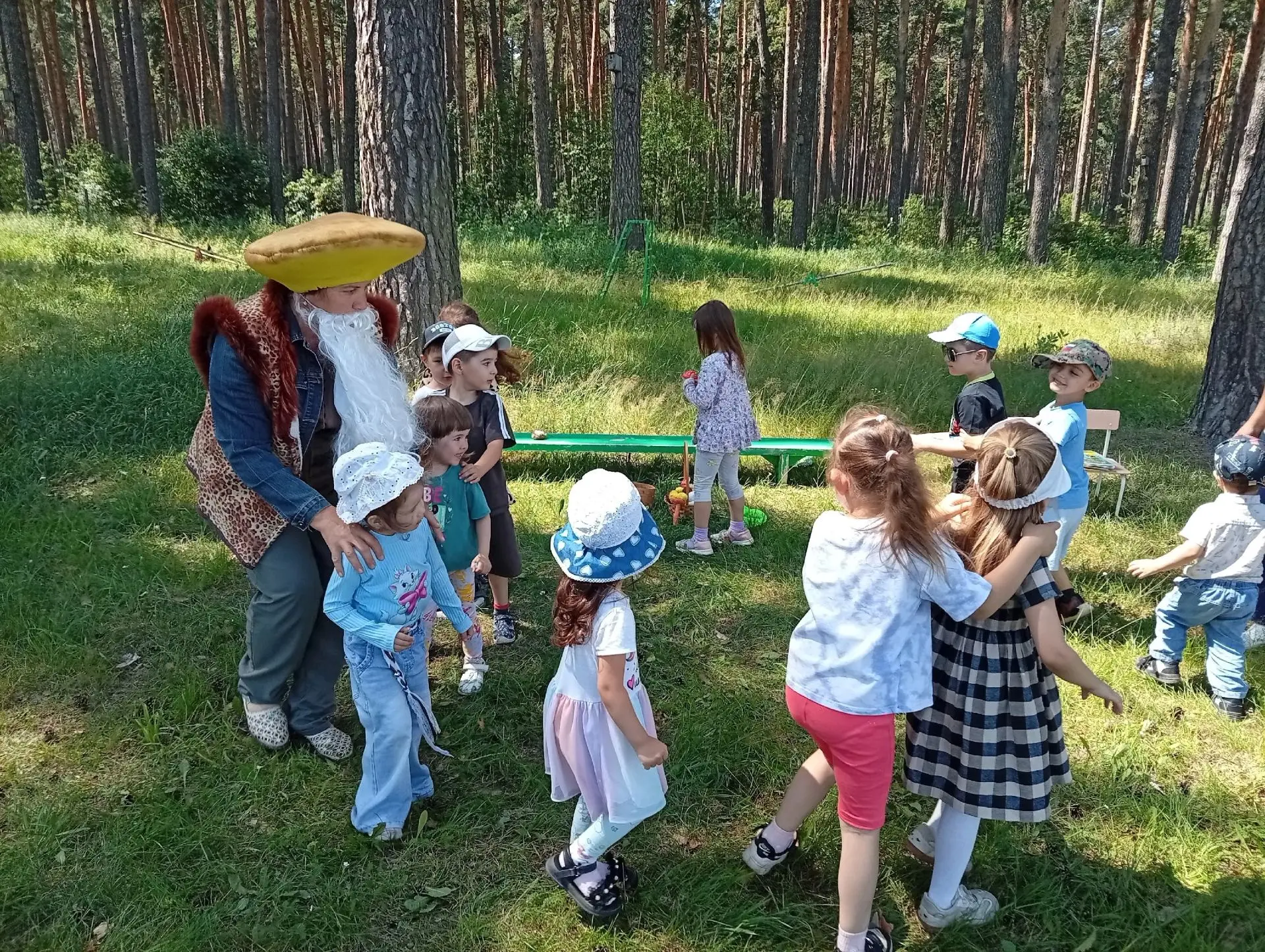 Сегодня наши ребята отправились в путешествие в мир леса, где их с радостью встретил добрый Лесовичо