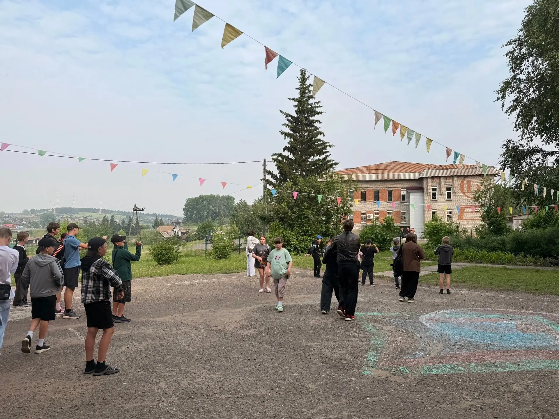 🌅 Субботнее утро в лагере — заряжаемся энергией!

День начался по-настоящему бодро: построение, зар