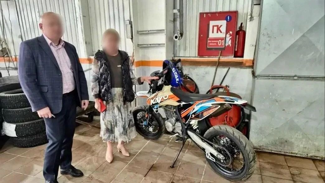 Женщина подарила 13-летнему сыну кроссовый мотоцикл - и нарвалась на уголовное дело. Ей вменяют стат