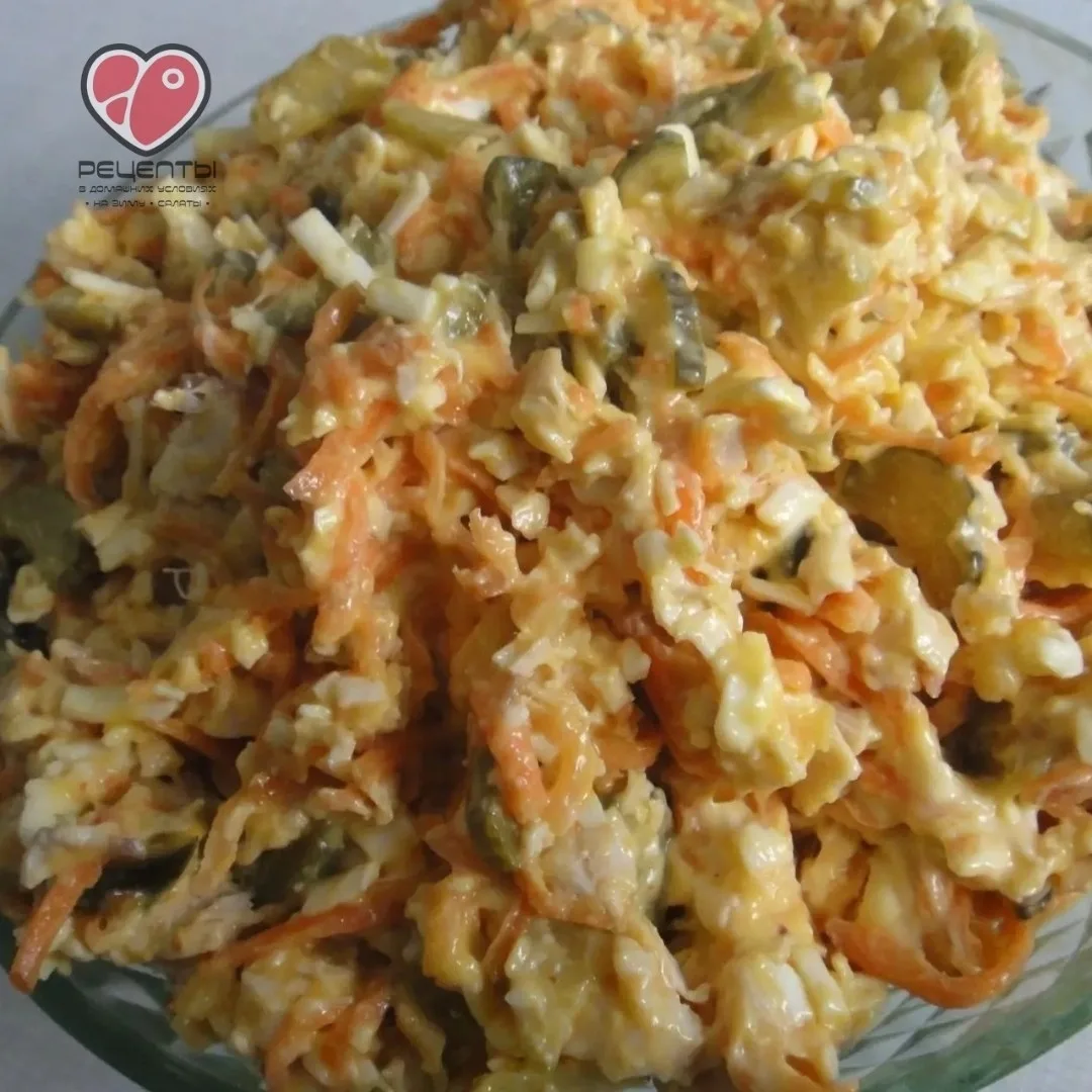 Очень простой и вкусный салатик, без всяких изысков, но всегда летит на «Ура». Продукты самые просты