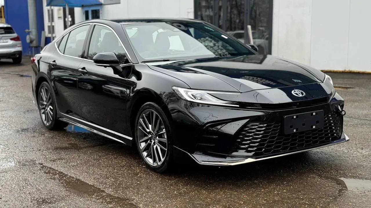 Новая Toyota Camry , доступна к заказу!

➡️ Год выпуска 2026,
➡️ Двигатель 2,0л. гибрид , 2wd,
➡️ Бе