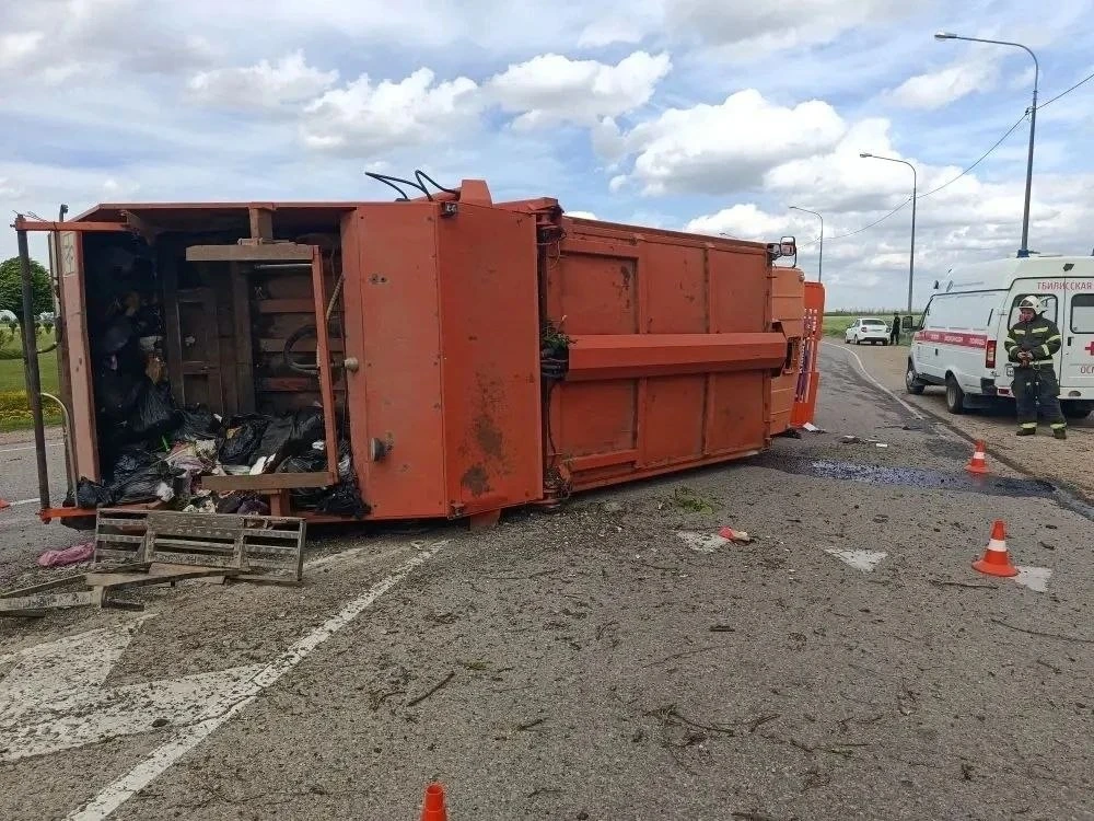 Вчера на автодороге «Краснодар-Кропоткин» произошло ДТП

Водитель мусоровоза КО 440, выбрав небезопа
