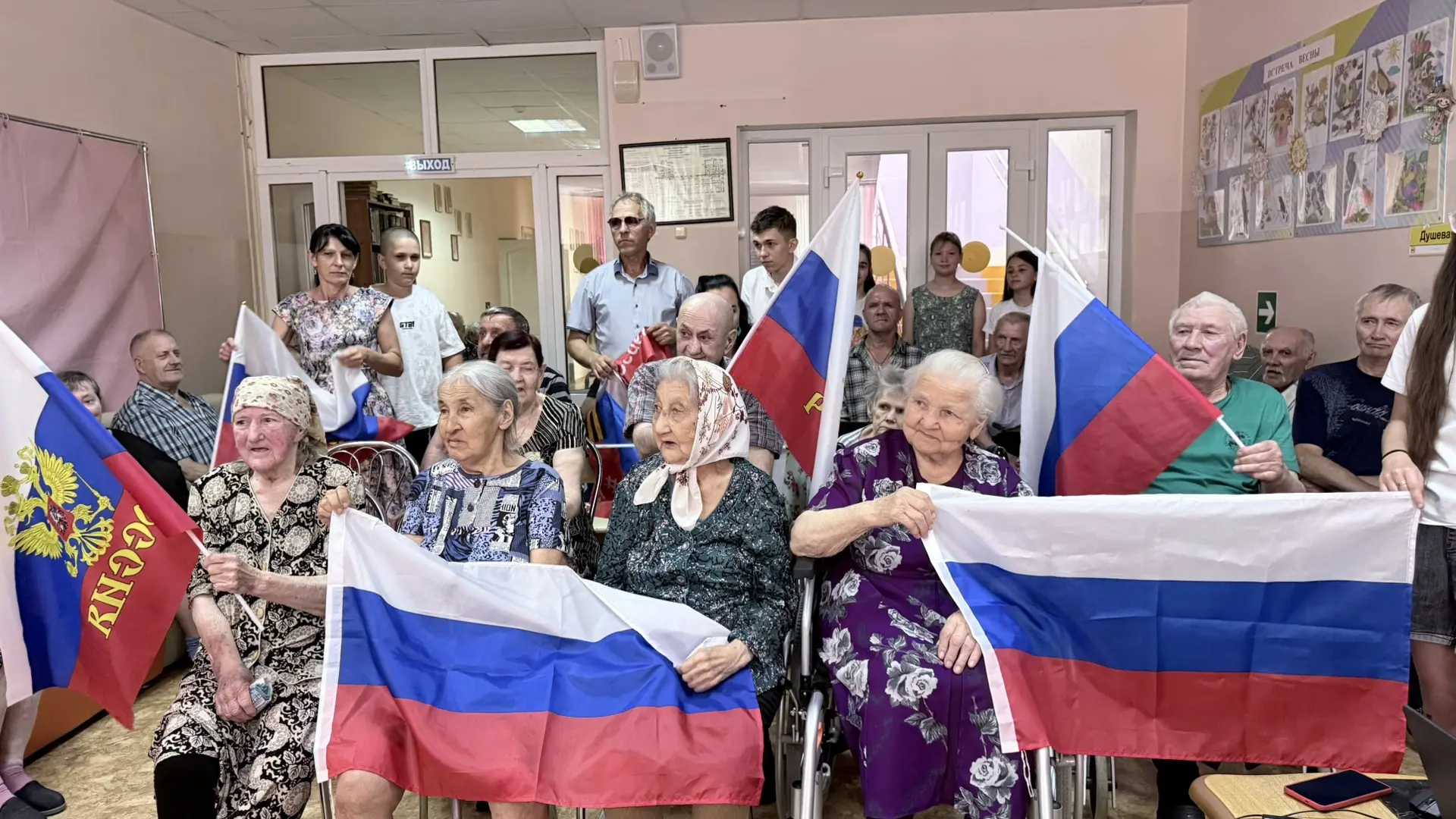 Сегодня прошел последний концерт, посвященный Дню России в Доме интернате для престарелых.