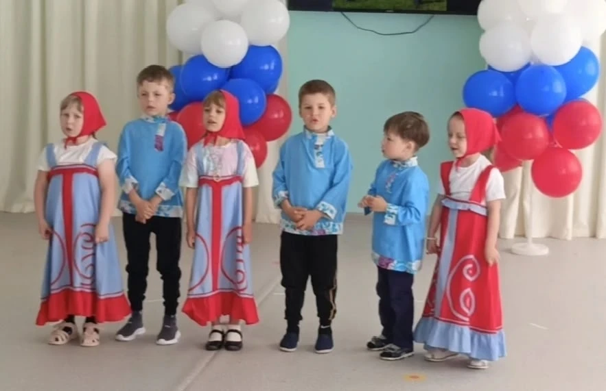 Нам праздники для радости даны,
Мы знаем их немало, самых разных,
Но день России, день родной страны