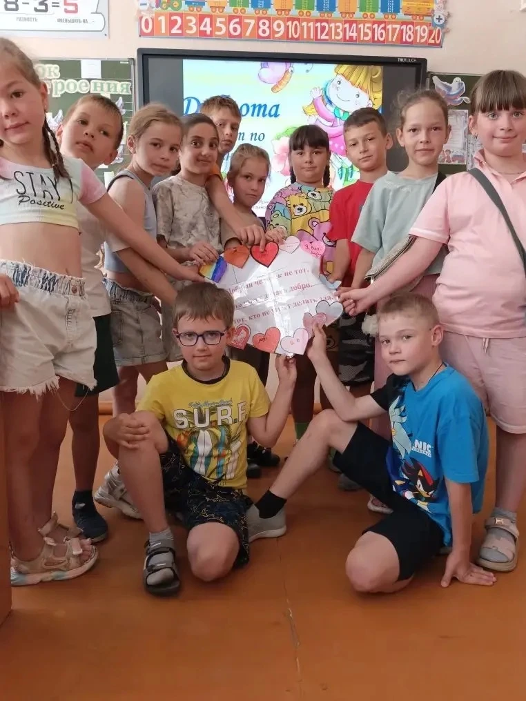 Восьмой день в отряде «Единства»был посвящён теме добра и милосердия. 
Утро началось с обсуждения эт