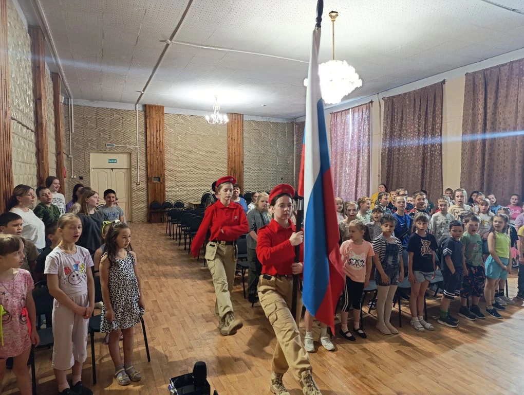 Новая неделя в нашем пришкольном лагере началась с церемонии торжественного выноса флага командиром 
