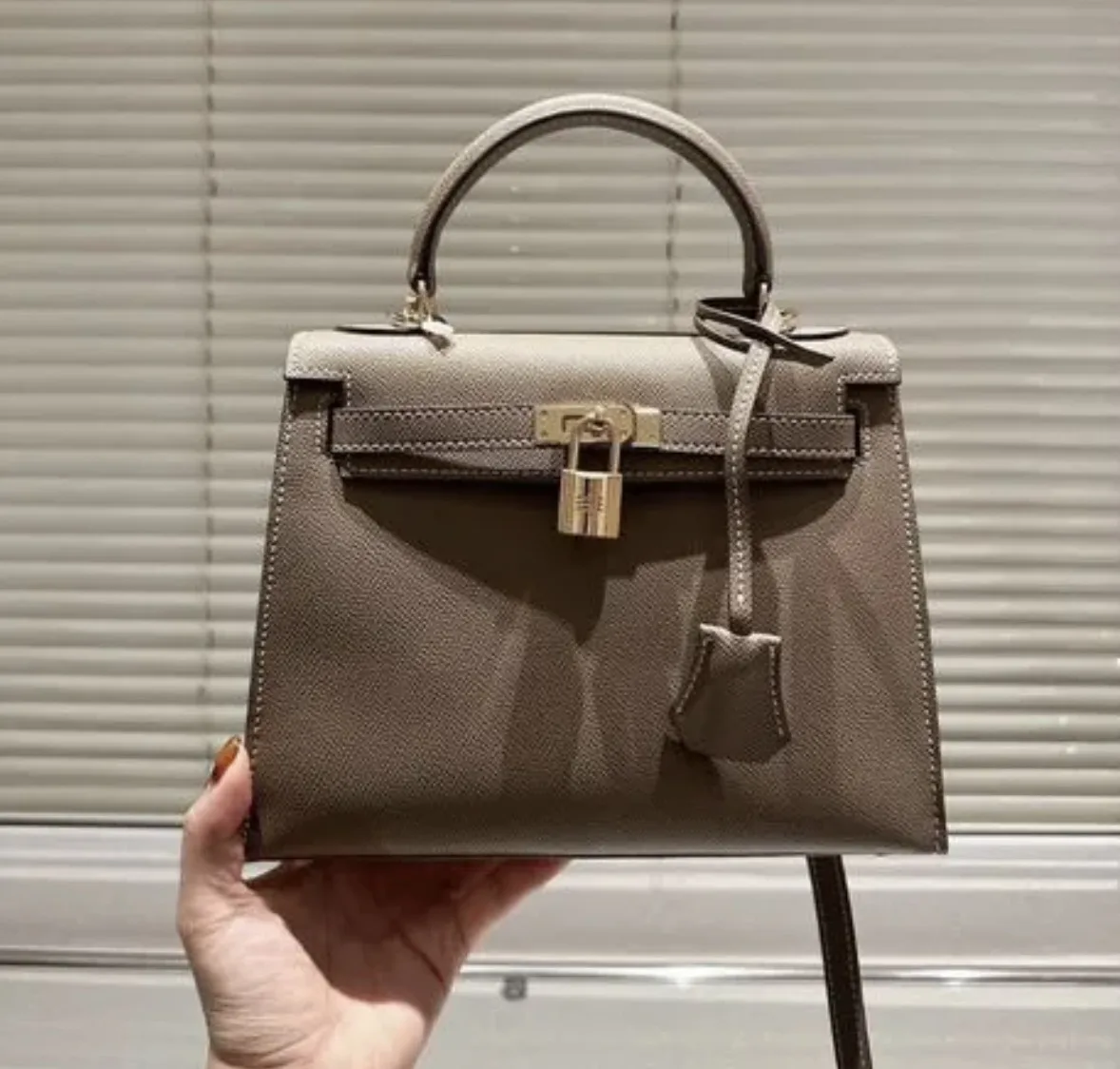 Сумка в стиле Hermes😍 Китай, сделана качественно 👍

Цена: 990₽

📦Отправка через объявление Авито 