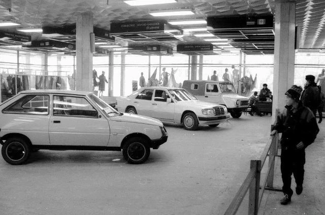 Таврия, Мерседес и ЛуАЗ — продажа автомобилей в фойе Казанского ЦУМа, 1993 год

#минувшихэпох