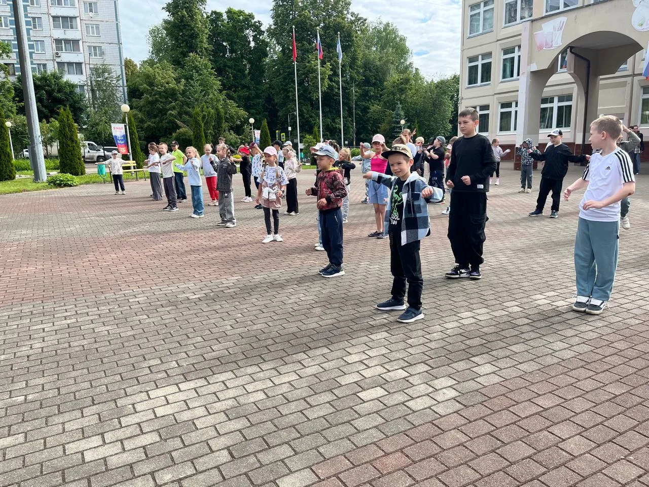 🌞 В школьном лагере «Гвардеец» работа кипит постоянно! День начинается с зарядки, а заканчивается н