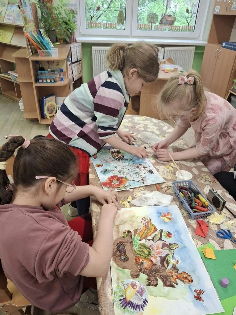 В мае, девочки из группы "Колокольчик" с Аллой Владимировной с большим вдохновением составляли цвето