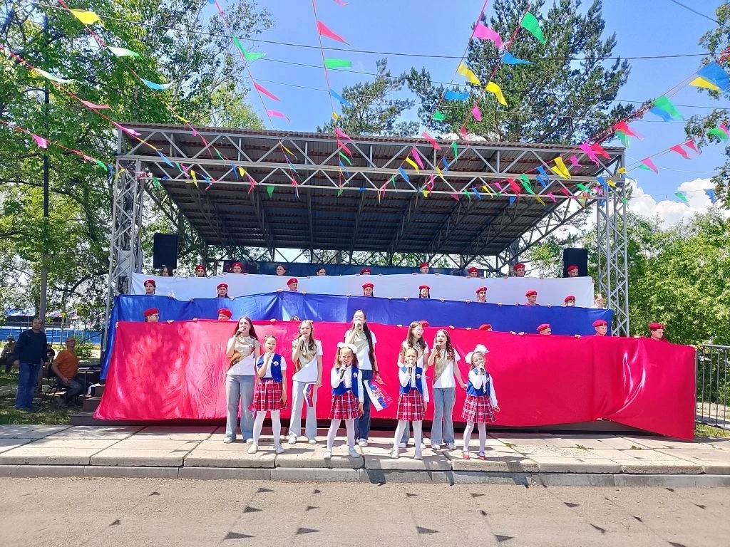 🇷🇺В честь Дня России в селе Камень-Рыболов прошел торжественный концерт, в котором приняли участие