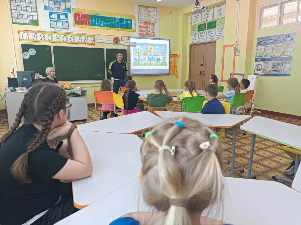 ✅✅Сегодня в нашем пришкольном лагере прошла важная встреча! Инспектор ОГИБДД МО МВД России "Ковернин