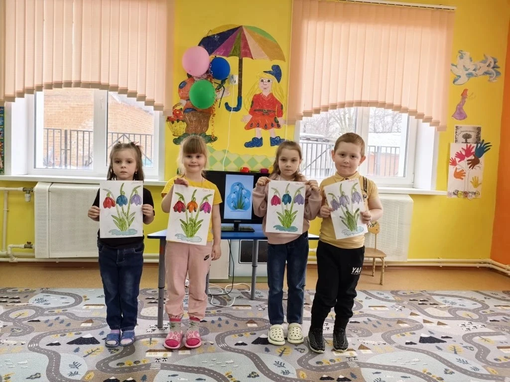 В лесу, где берёзки столпились гурьбой.
   Подснежника глянул глазок голубой.
   Сперва понемножку
 