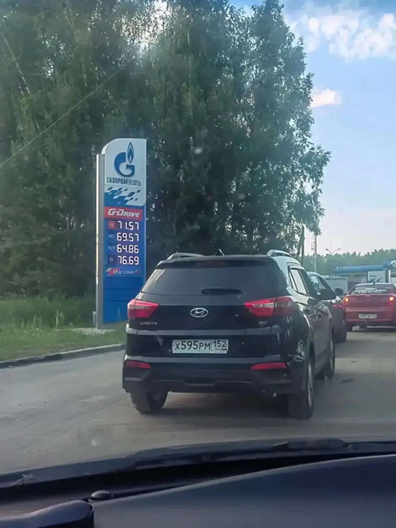 Газпромнефть, на кольце в Неклюдово

Есть весь бензин. Пробка на час с небольшим.

ГДЕ БЕНЗИН НН? 👈