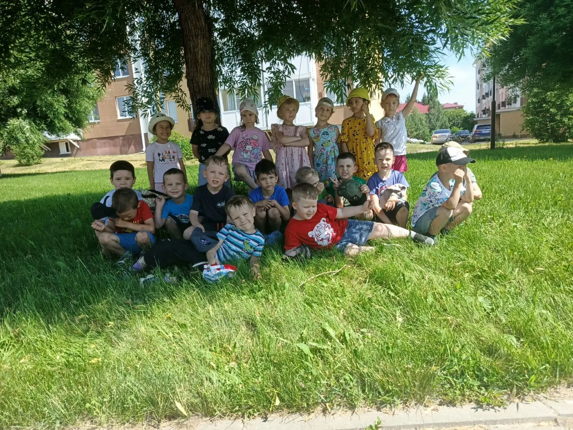 🌞"Ура!!!-Лето!!!"☀
 Детские игры на свежем воздухе – одно из самых полезных времяпровождений. Они с