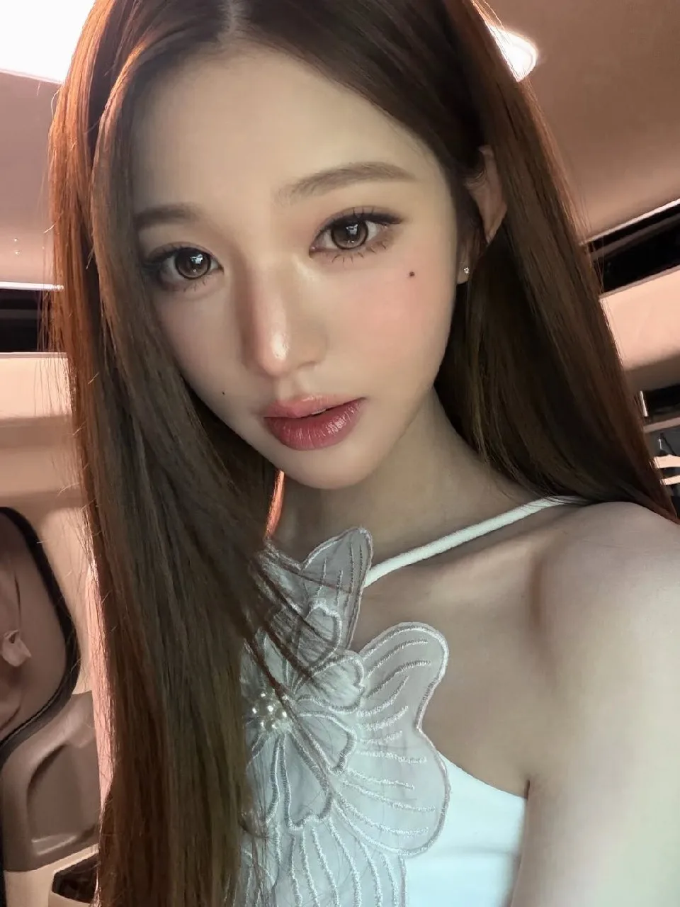 ​​​​📮 #IVE

🥰 Обновление социальных сетей Вонен:

Поездка в универмаг 🤍🌸
