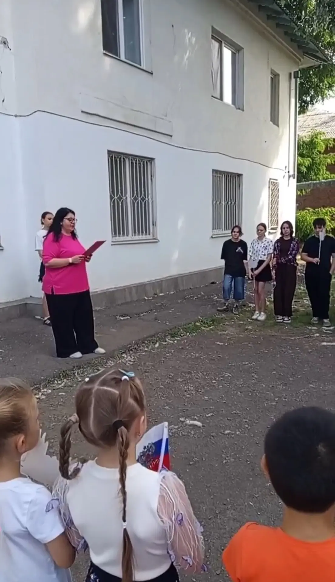 Линейка ко Дню России в пришкольном лагере «Радуга»🤩

К празднованию 12 июня, в нашем лагере прошла