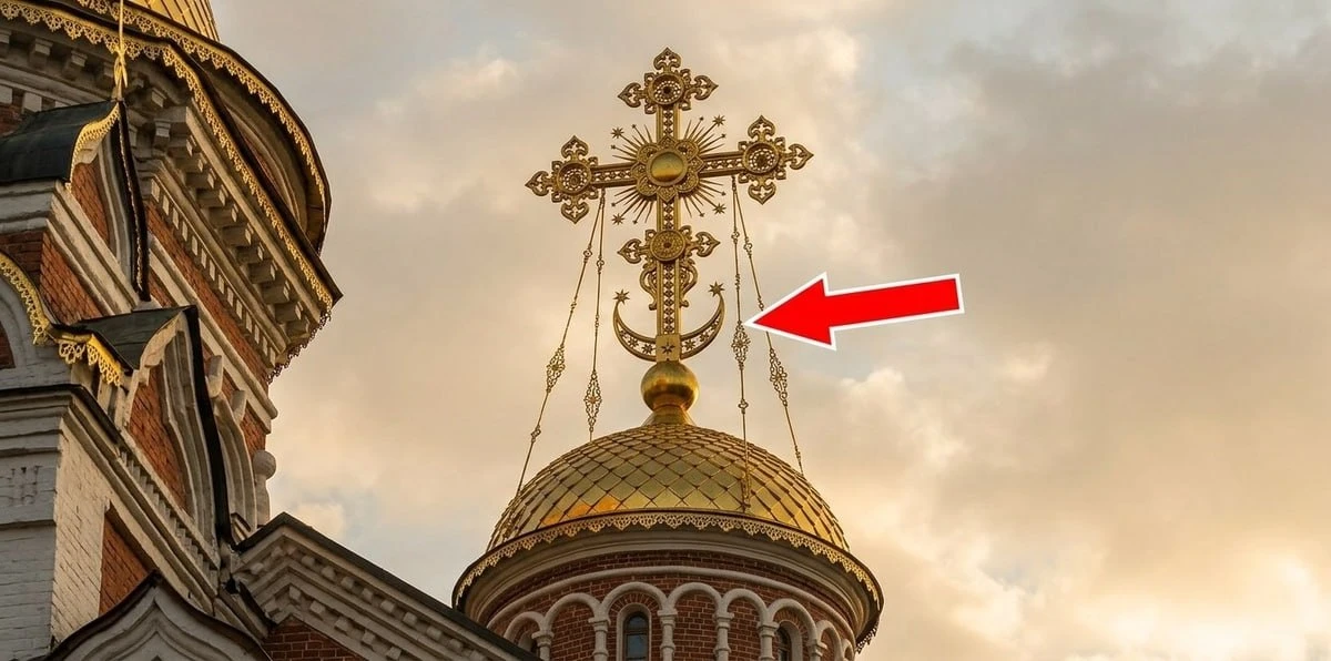 Что значит полумесяц на церковном кресте?

Замечали, что на некоторых православных храмам, особенно 