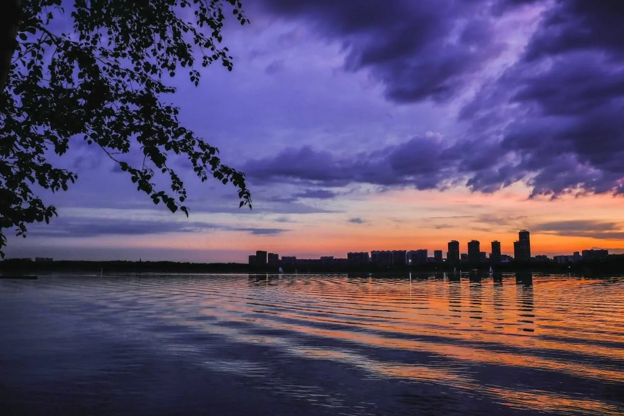 Строгинская пойма: как выглядит рай в летних сумерках

🌅 Закат над водой, розовые облака и тишина —