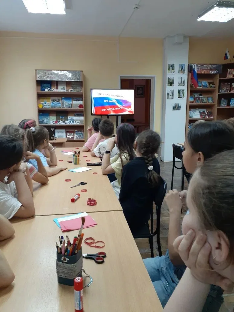 Ребята пришкольного лагеря в преддверии Дня России в детской библиотеке № 20 на мастер-классе смасте
