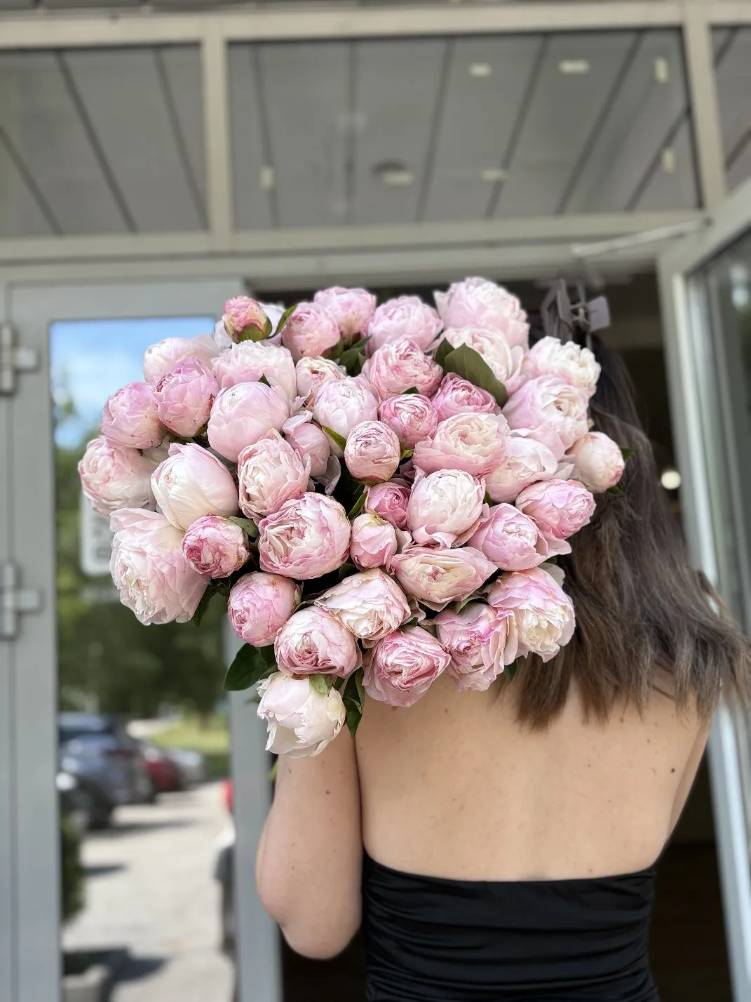 Сезон пионов в самом разгаре! 🌸 Эти пышные, ароматные бутоны — идеальный способ сказать «люблю», «с