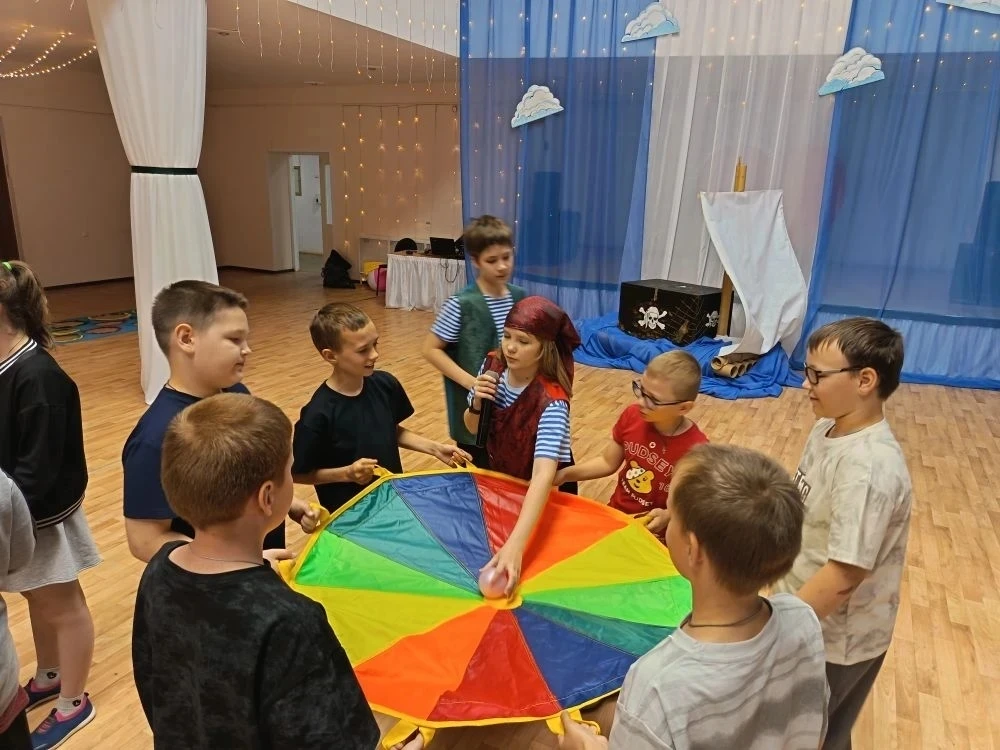Лето в школе 🌞

С приходом июня школьный двор на время превратился в настоящий летний лагерь. Утро 