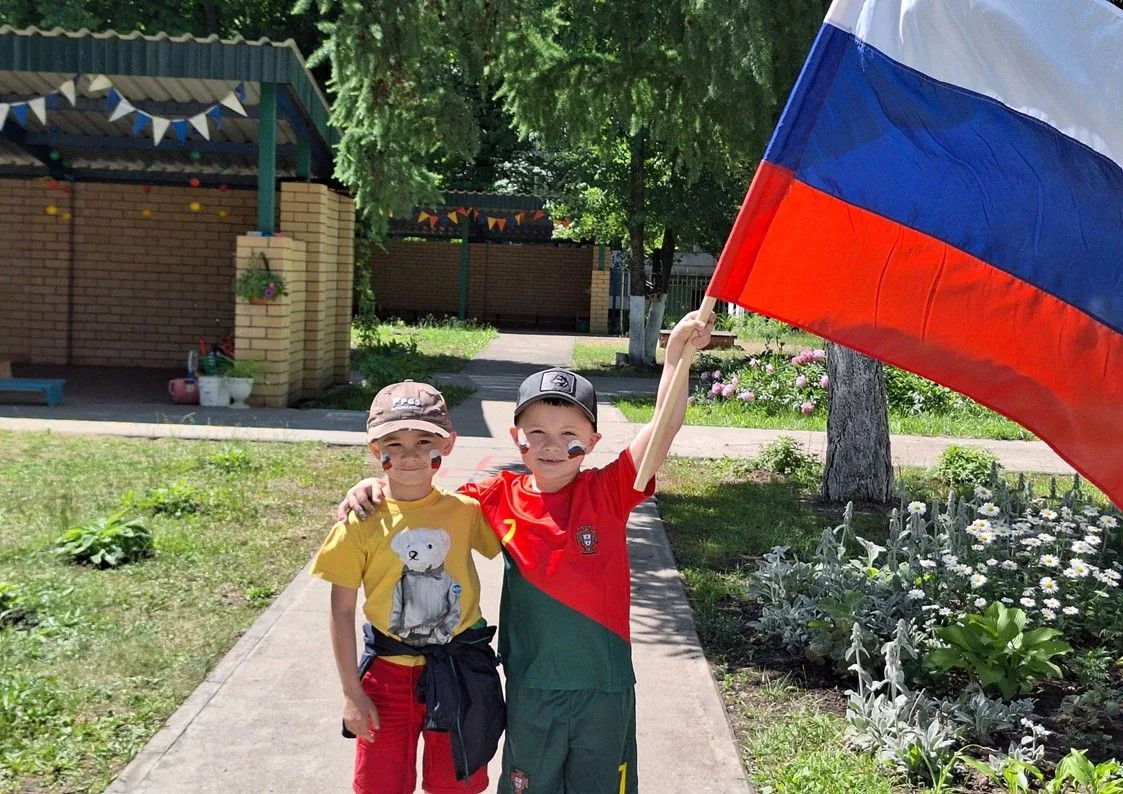 День России в ДОУ 69.
🎉🇸🇮🇸🇰Сегодня детский сад № 69 «Радуга» в игровой форме отмечал великий пр