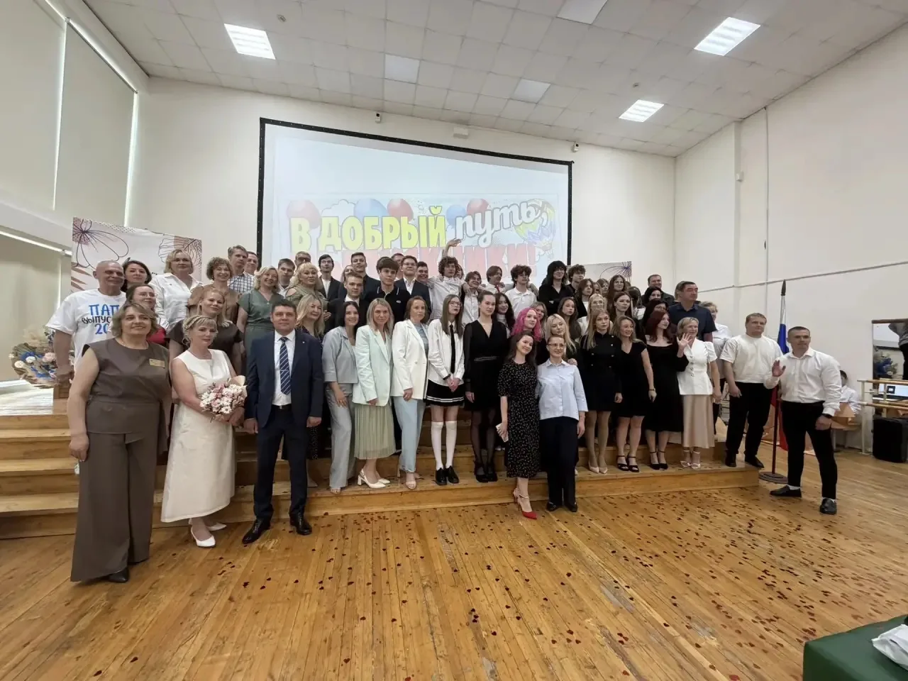 Ну что, ребят, отдыхаете? 🌴 
🥳Вот и наши одиннадцатиклассники могут немного выдохнуть, ведь 27 июн