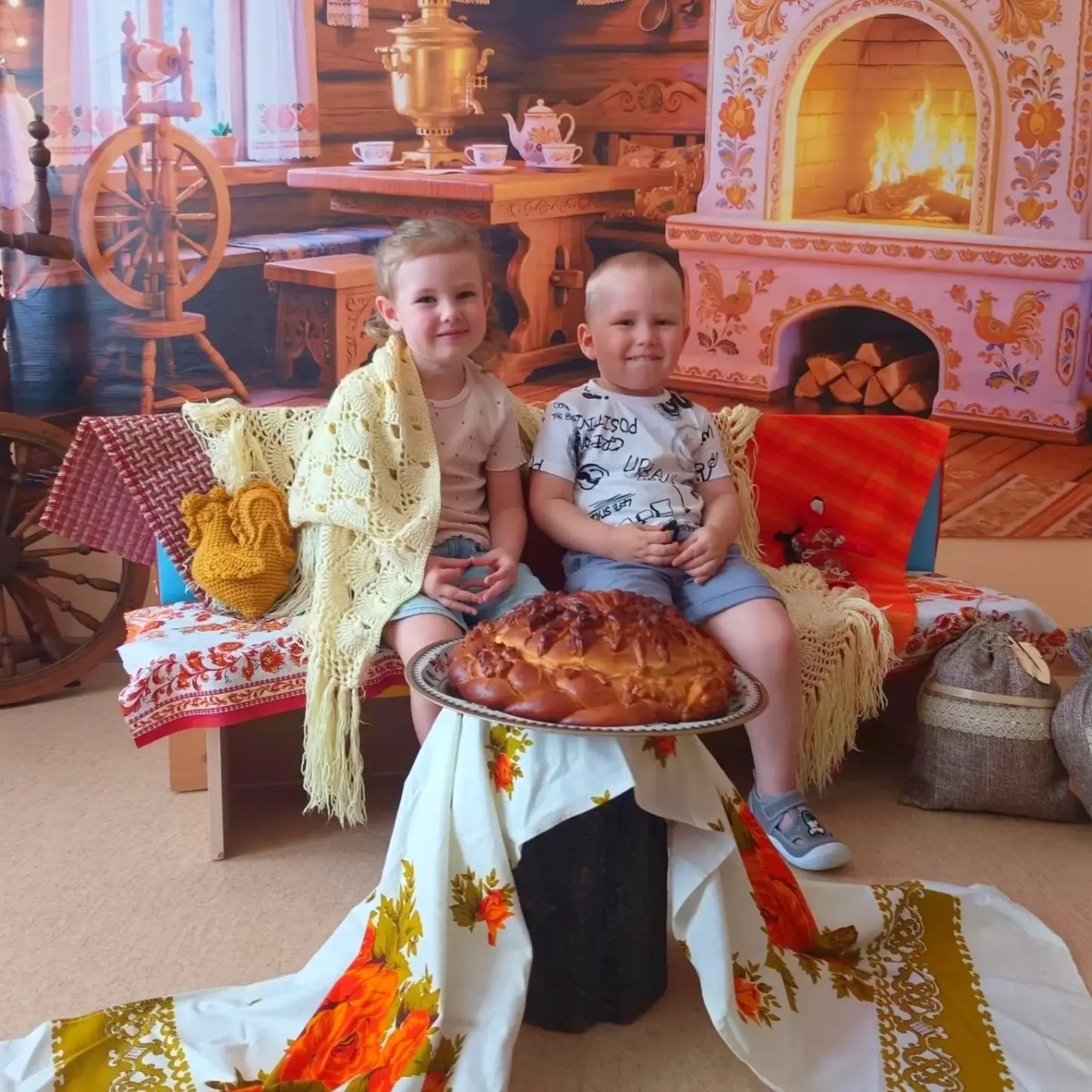 🥮День Каравая Дружбы в группе «Лучики» 🥮

🤩Сегодня нас угостили настоящим караваем — его испекла 