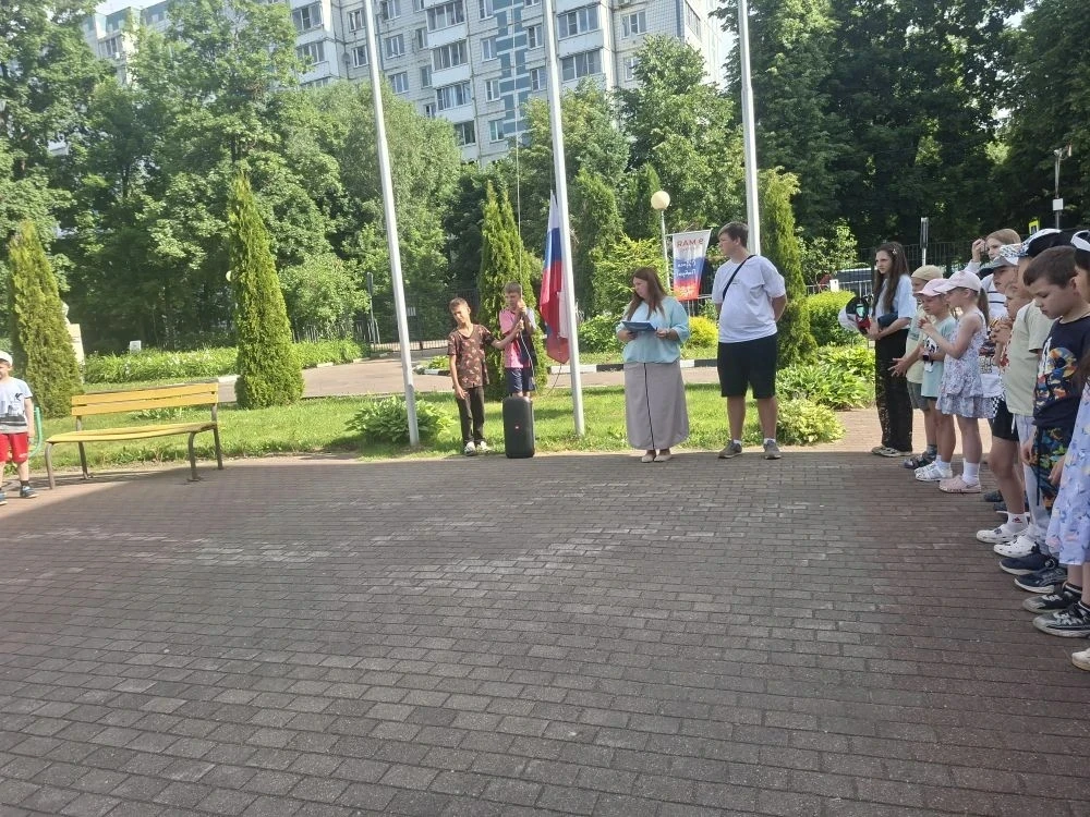 ✅️ Подводим итоги второй недели в школьном лагере "Гвардеец"

🇷🇺 Понедельник. Неделя началась с ва