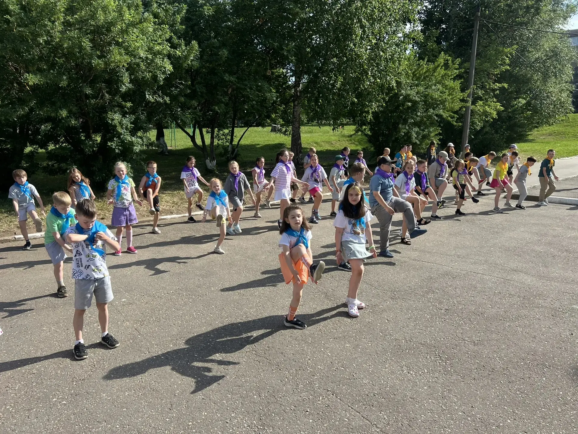 🌞 День в нашем лагере традиционно начался с бодрящей зарядки и подвижных игр!
Специалисты музейного