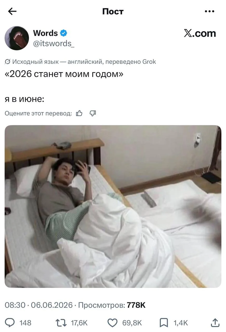 У парня планшет, телефон и кровать - грех жаловаться 😄🙈