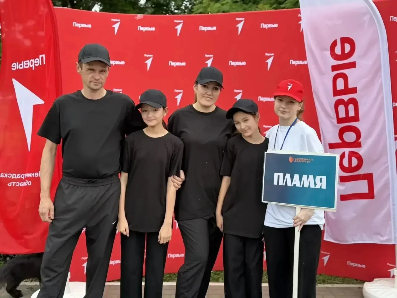 Поздравляем семью Саввиных-Васюнькиных с победой в муниципальном этапе "Семейной зарницы"! 🥇🎉🎇