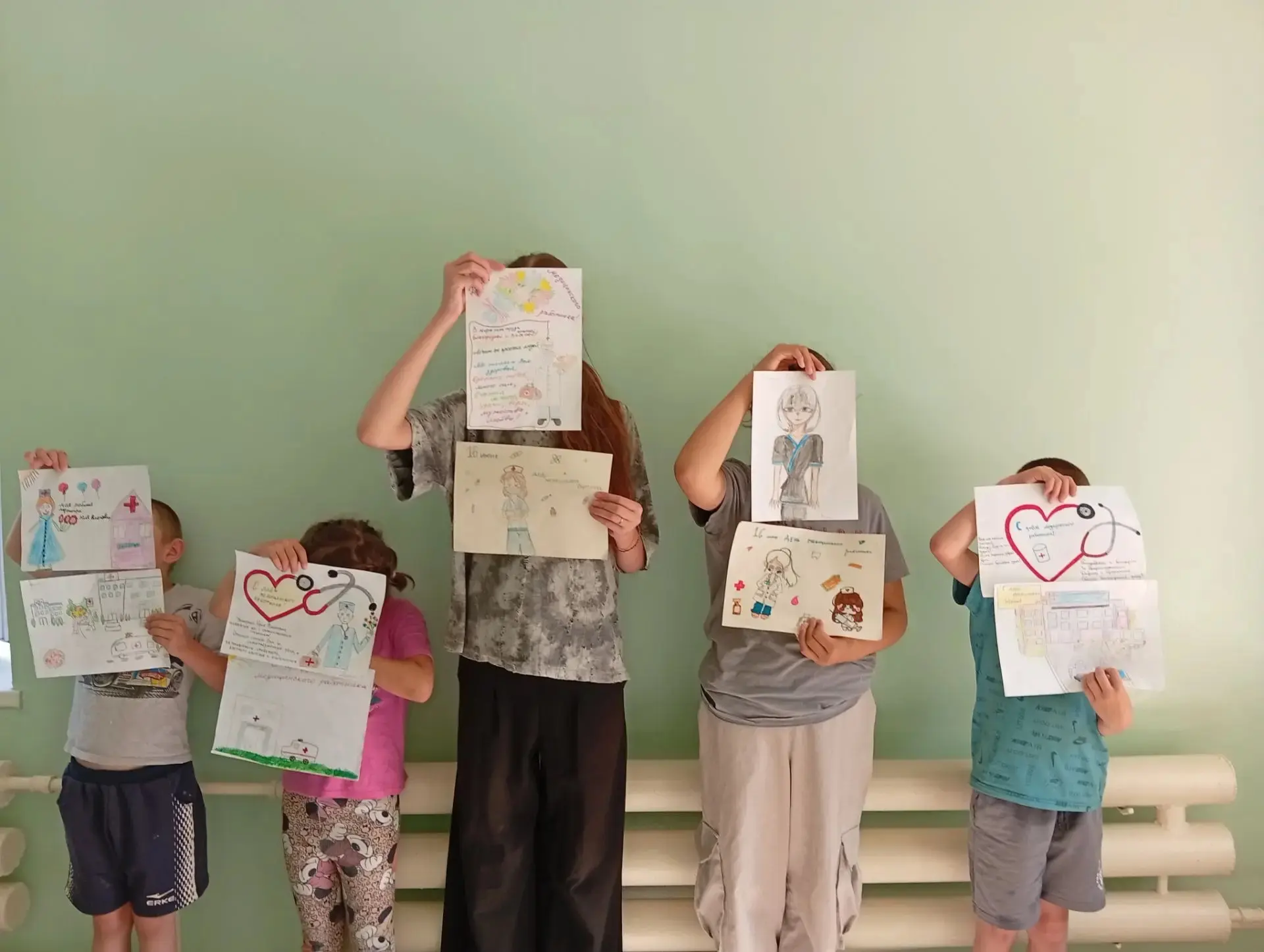 Тёплые слова и яркие рисунки — лучший подарок! ❤️

Маленькие пациенты стационарного отделения БУЗОО 