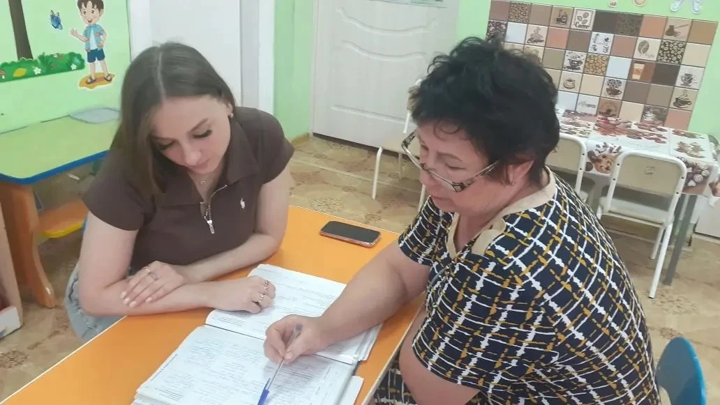 Проведение первого собрания для молодого специалиста может быть непростой задачей.Наставник помогает