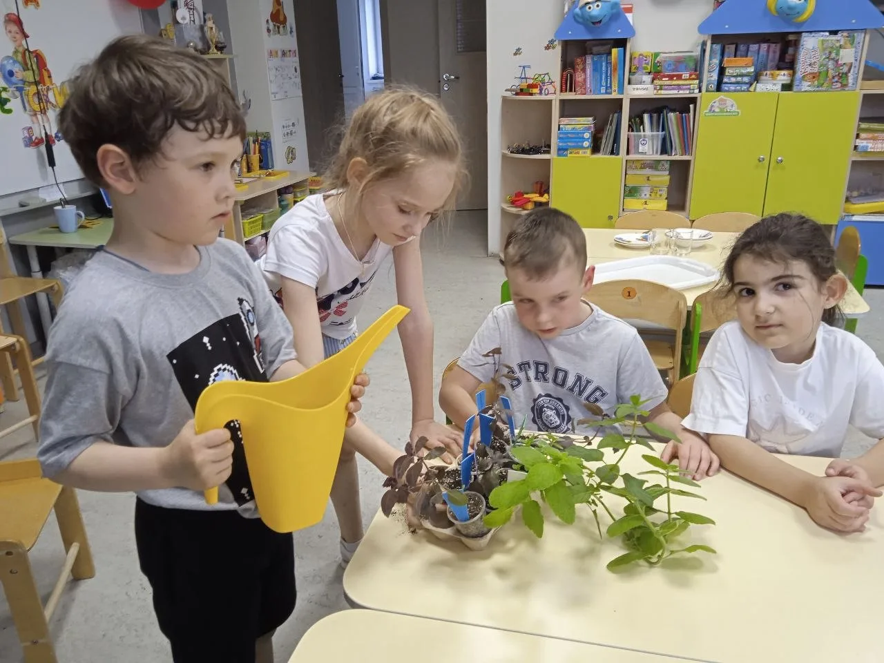 🌱 Дела огородные 🌿

Дети и родители 9️⃣ группы в этом году впервые приняли участие в посадке огоро