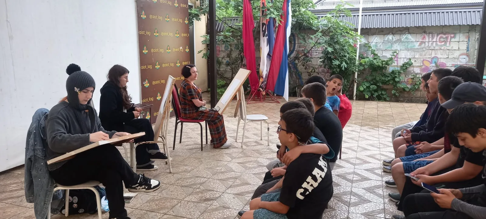 В загородном оздоровительном лагере «Аист» преподаватели и студенты Дагестанского художественного уч