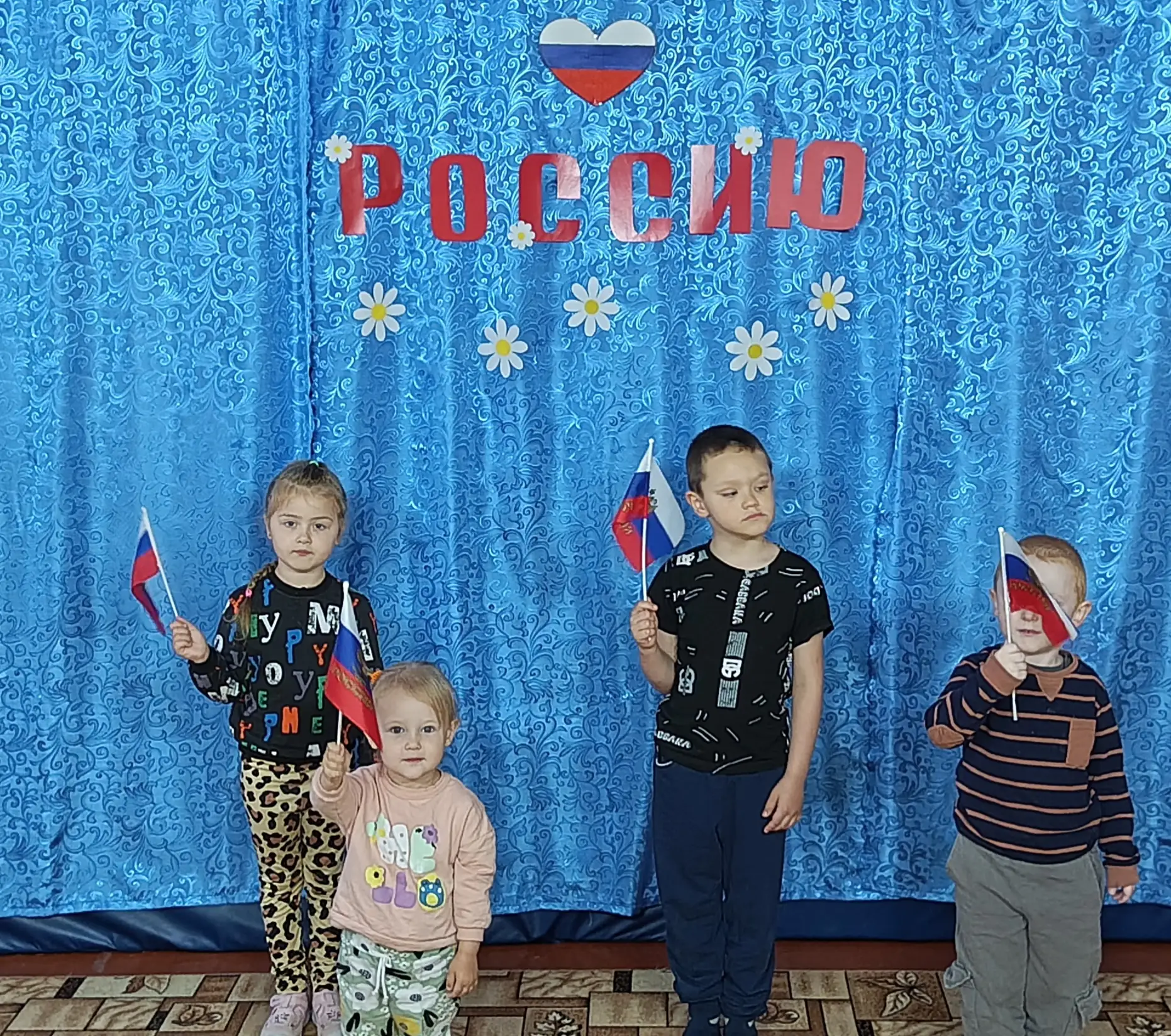 В преддверии празднования Дня России, в нашем детском саду прошёл флешмоб «Мы дети твои, Россия». Вс