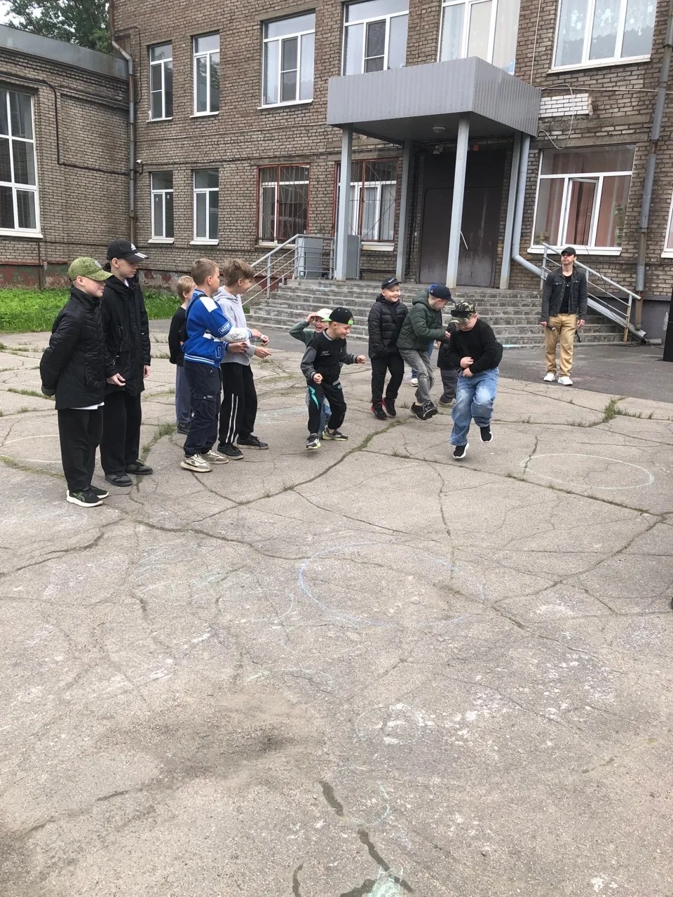Сегодня к нам заглянул сам профессор Звездунов со своим невероятным Научным шоу!

Дети погрузились в