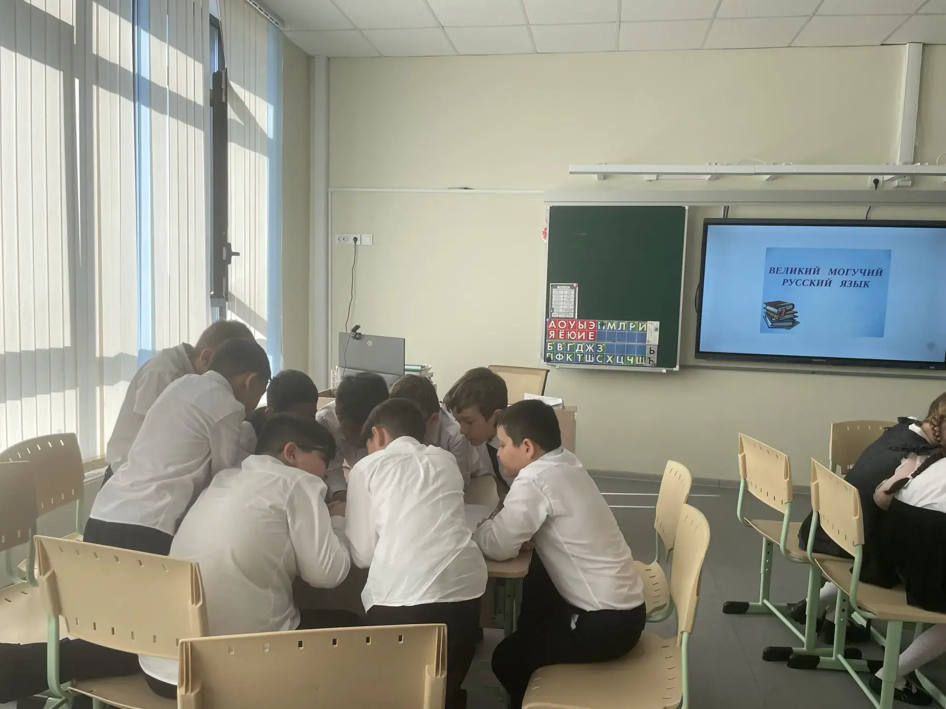 В 3 "В" классе прошла увлекательная викторина по русскому языку. 

Класс разделили на команды, что с