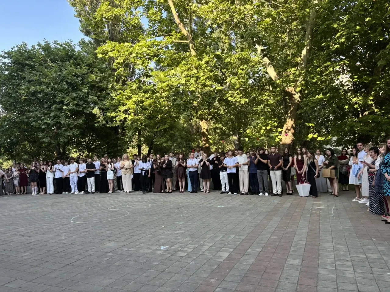 Продолжаются выпускные вечера в школах города .     Сегодня торжественные мероприятия проведены для 