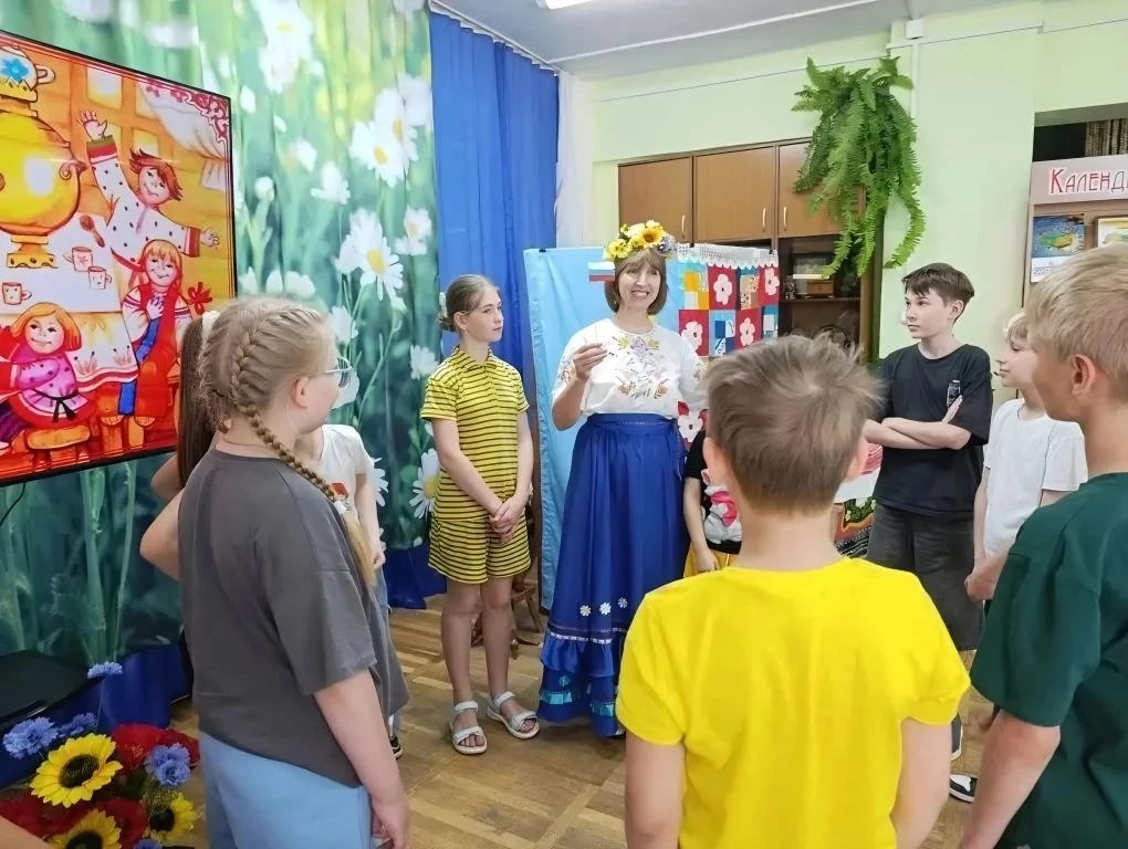 11 июня центральная детская библиотека имени Ю. В.  Сальникова пригласила ребят профильного лагеря д