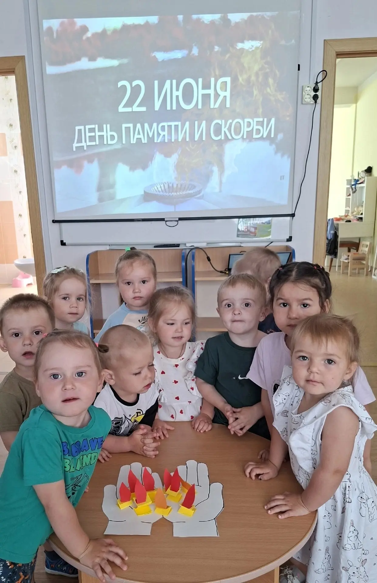 Сегодня к акции «Свеча памяти» присоединились и самые маленькие воспитанники. Вместе с педагогами он
