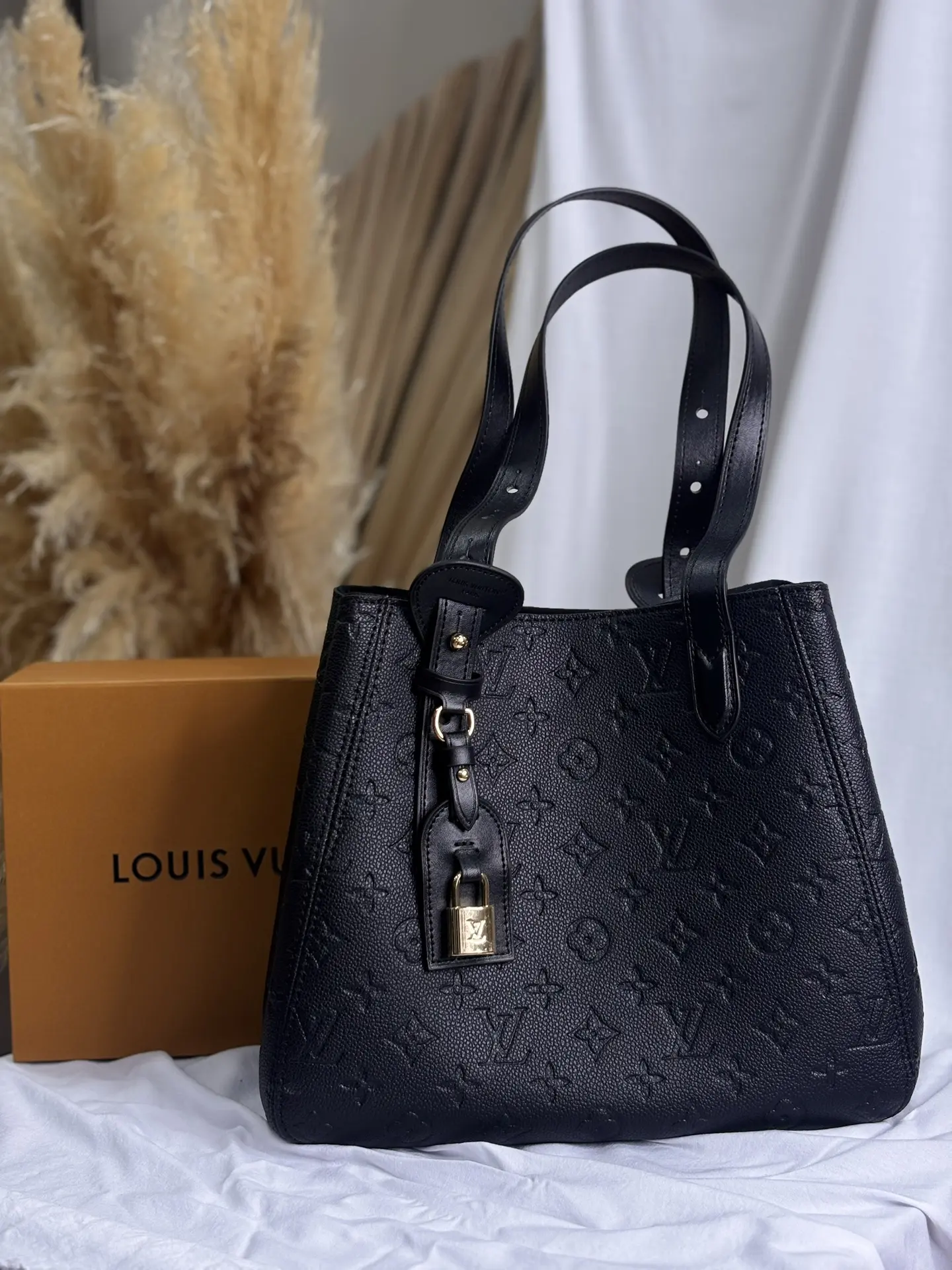 LOUIS VUITTON borsa all in one 🖤

материал: натуральная кожа
размер: 40*22

застегивается на магнит